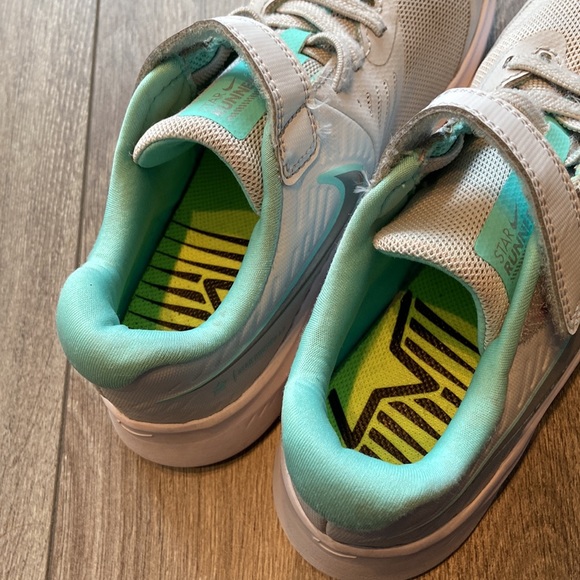 Girls Nike Runners. Grey with light teal. Size: 2Y - Picture 3 of 8